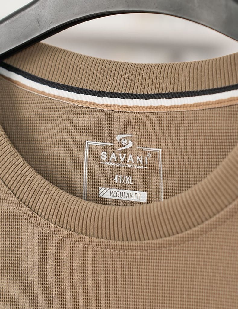 Áo nỉ cổ tròn nam hình thêu trước ngực