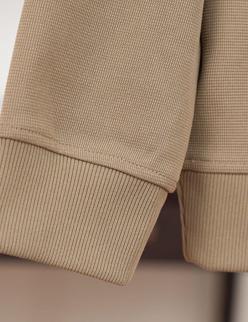 Áo nỉ cổ tròn nam hình thêu trước ngực