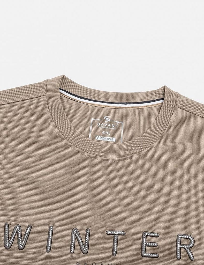 Áo nỉ cổ tròn nam hình thêu trước ngực