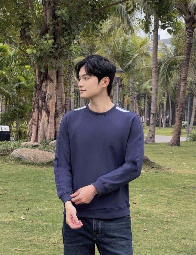 Áo nỉ cổ tròn nam phối vai khác màu