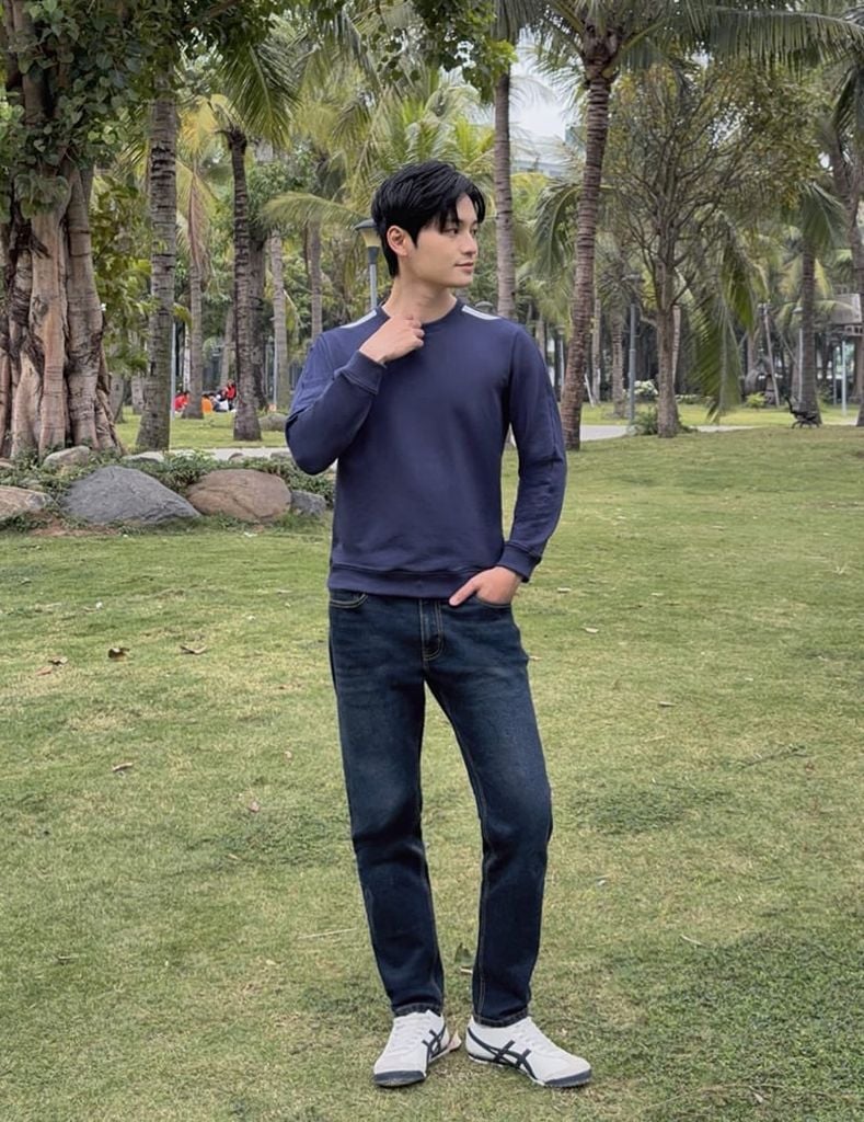 Áo nỉ cổ tròn nam phối vai khác màu