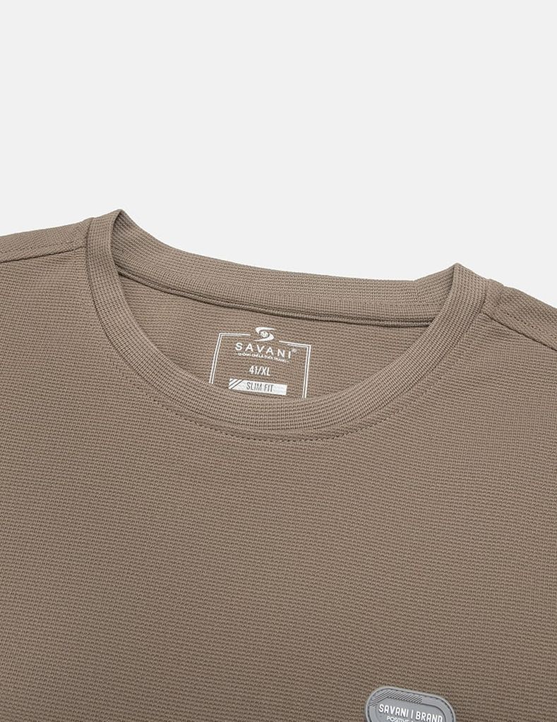 Áo nỉ nam cổ tròn mác cao su ngực