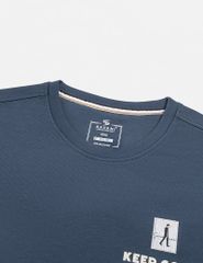 Áo nỉ nam cổ tròn đáp thêu ngực