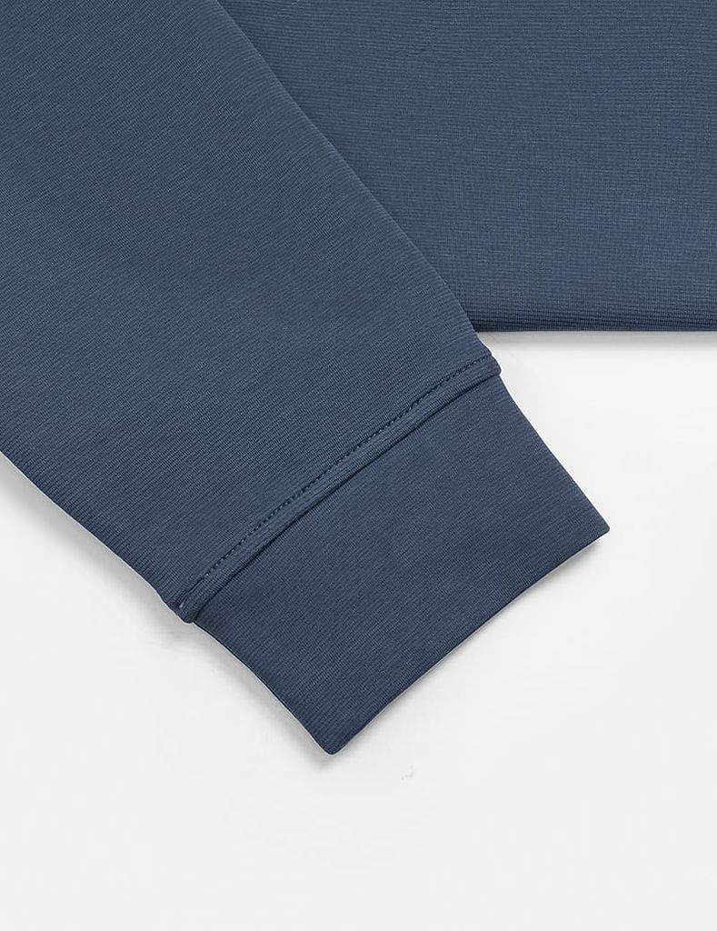 Áo nỉ nam cổ tròn đáp thêu ngực