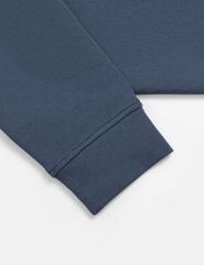 Áo nỉ nam cổ tròn đáp thêu ngực