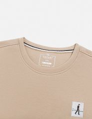 Áo nỉ nam cổ tròn đáp thêu ngực