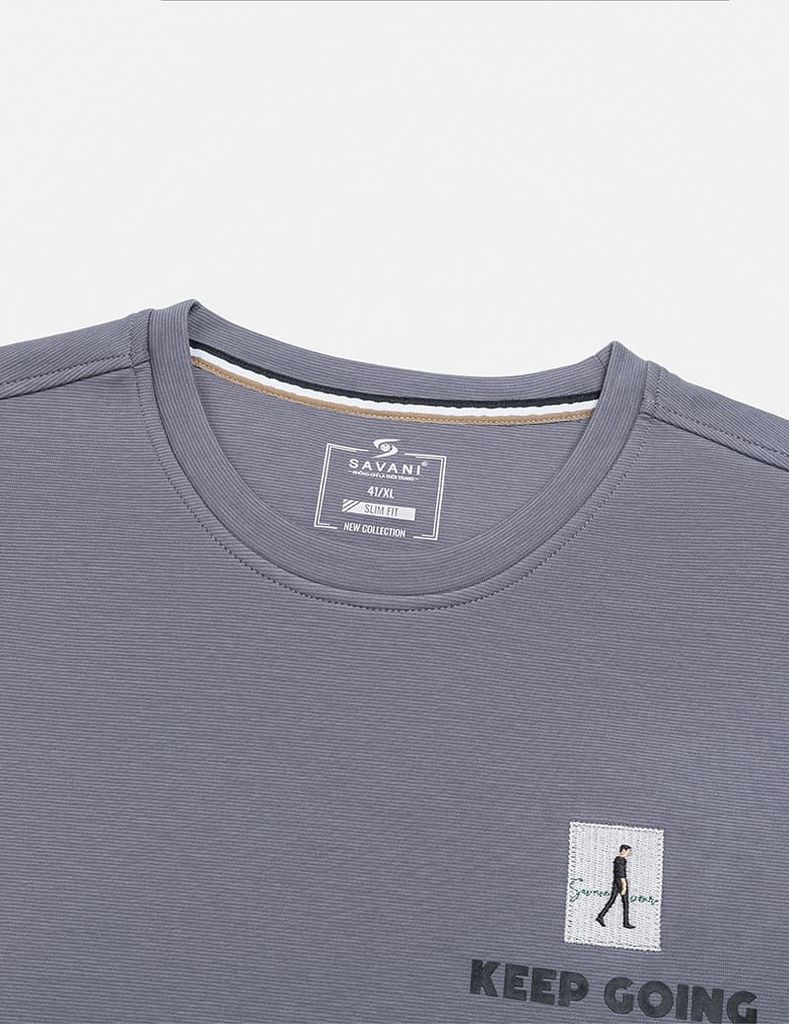 Áo nỉ nam cổ tròn đáp thêu ngực