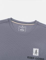 Áo nỉ nam cổ tròn đáp thêu ngực