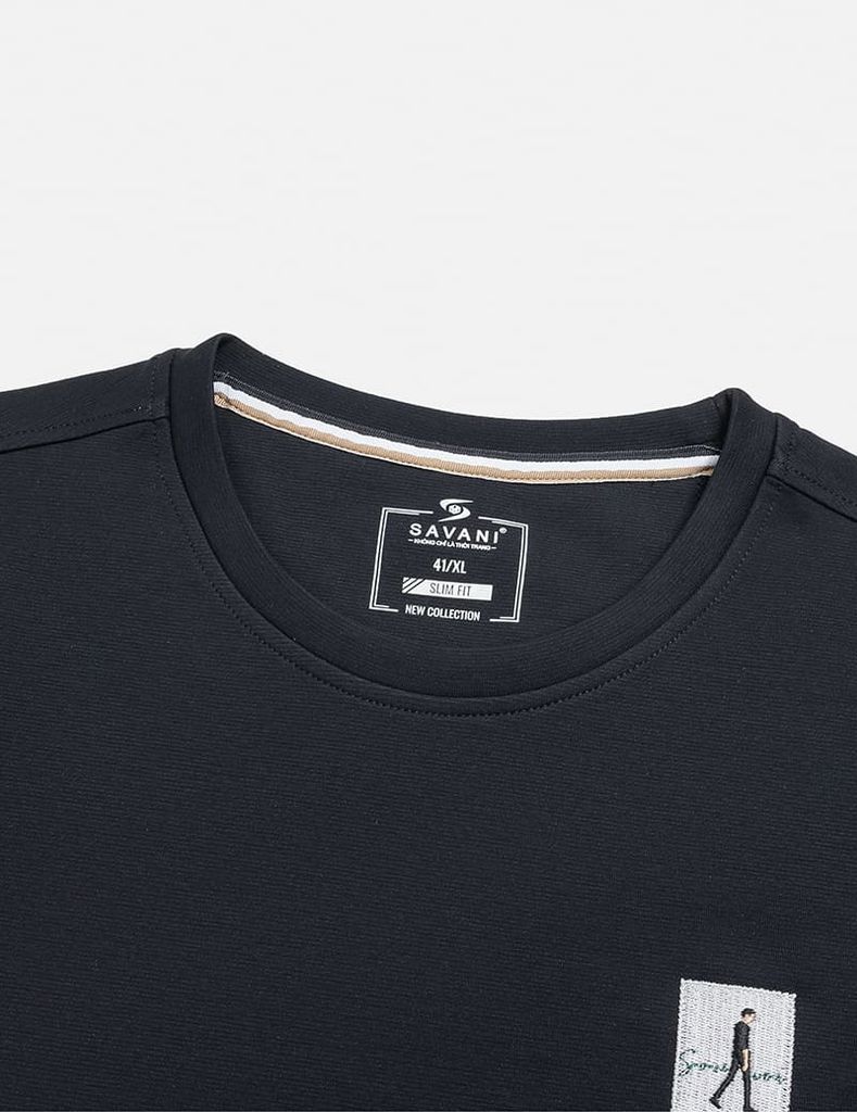 Áo nỉ nam cổ tròn đáp thêu ngực