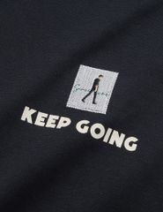 Áo nỉ nam cổ tròn đáp thêu ngực