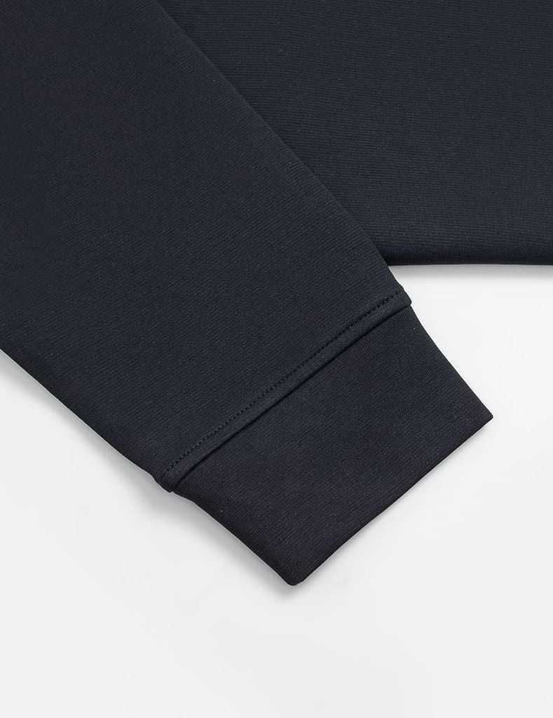 Áo nỉ nam cổ tròn đáp thêu ngực