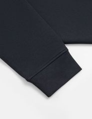 Áo nỉ nam cổ tròn đáp thêu ngực