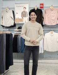 Áo nỉ cổ tròn nam phối thân trên hình in ngang ngực