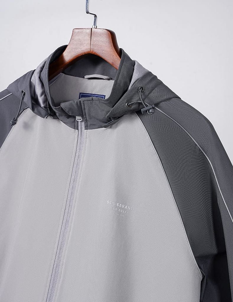 Áo gió có mũ nam phối tay thân in logo trước ngực