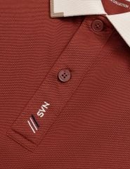 Áo polo nam hình thêu ở nẹp cổ