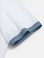 Áo polo nam hình thêu ở nẹp cổ