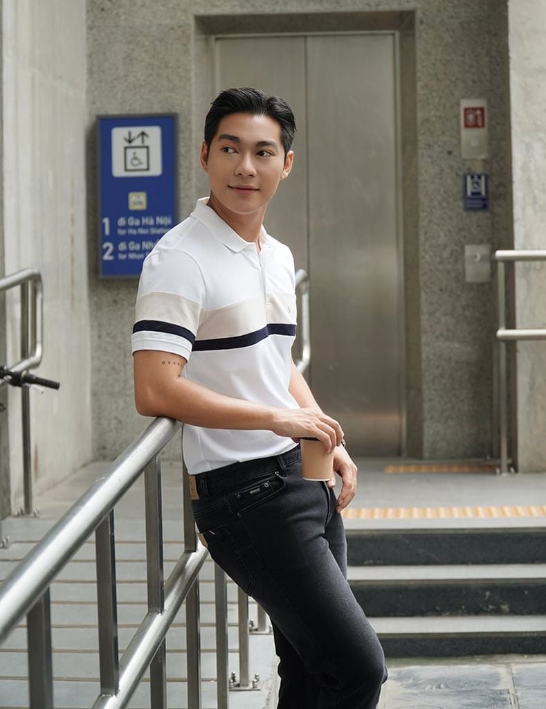 Áo polo ngắn tay nam phối kẻ thân trước
