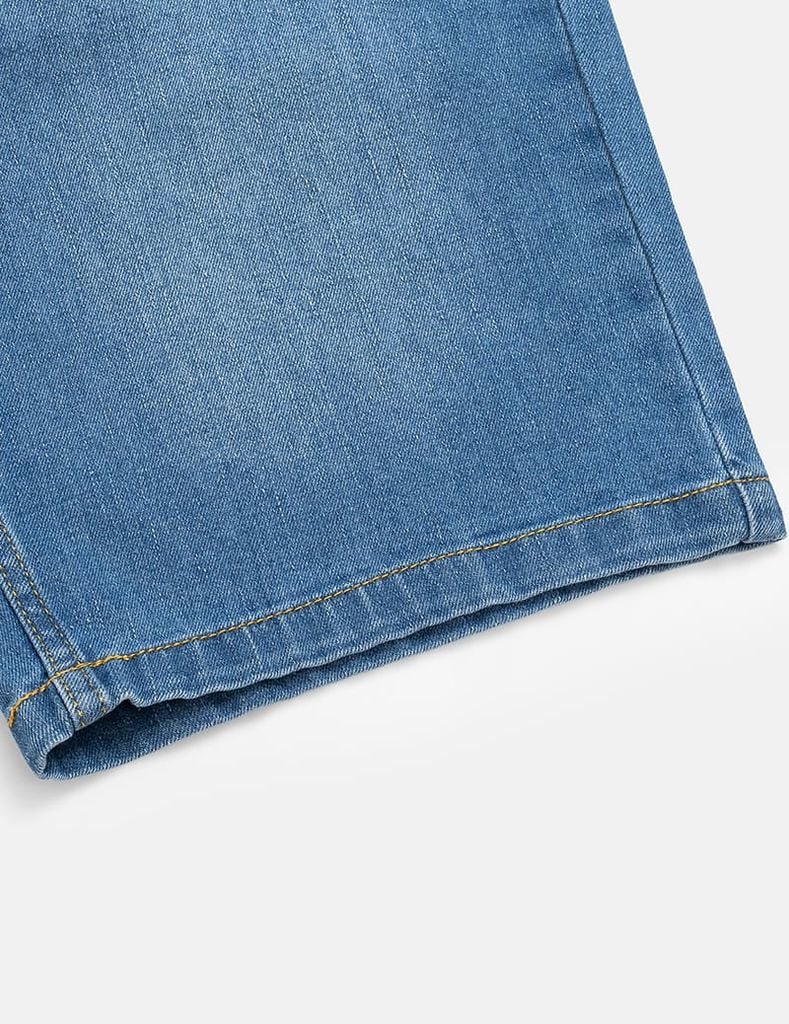 Quần short jean nam trang trí mác kim loại