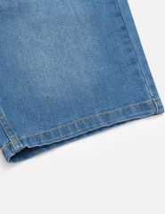 Quần short jean nam trang trí mác kim loại