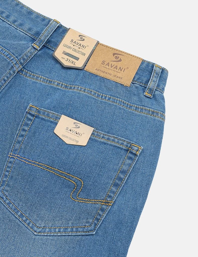 Quần short jean nam trang trí mác kim loại