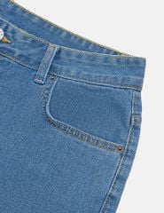 Quần short jean nam trang trí mác kim loại
