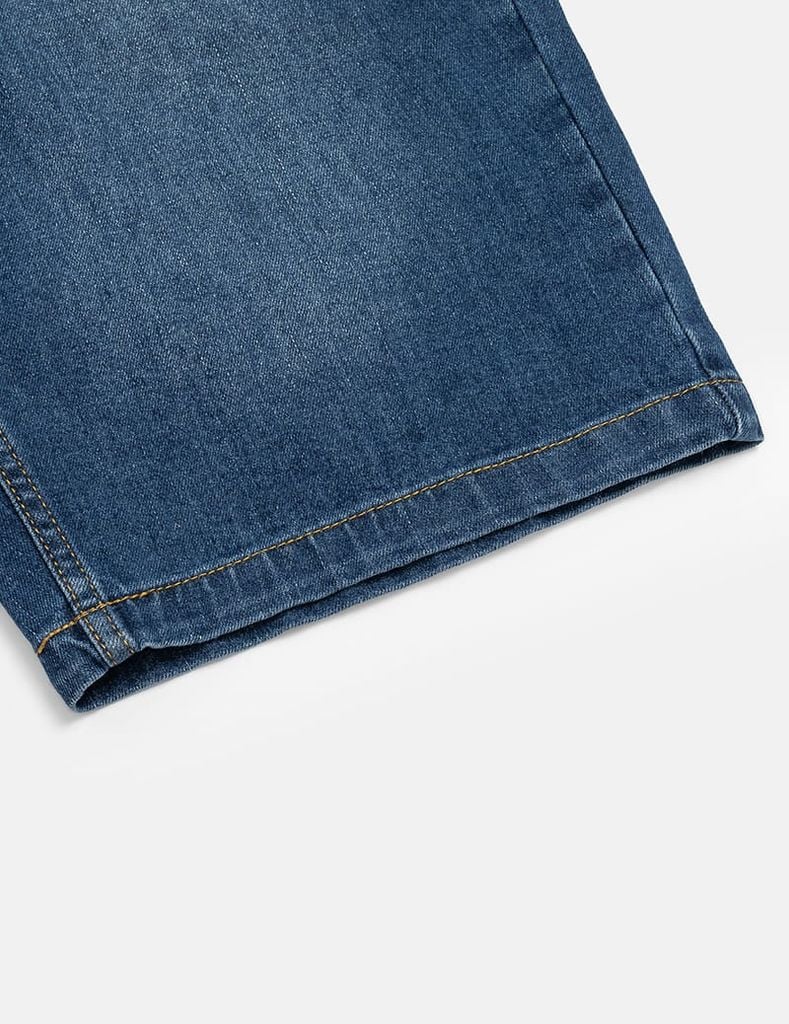 Quần short jean nam trang trí mác kim loại