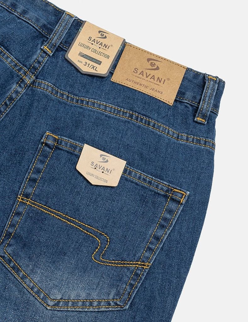 Quần short jean nam trang trí mác kim loại