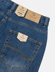 Quần short jean nam trang trí mác kim loại