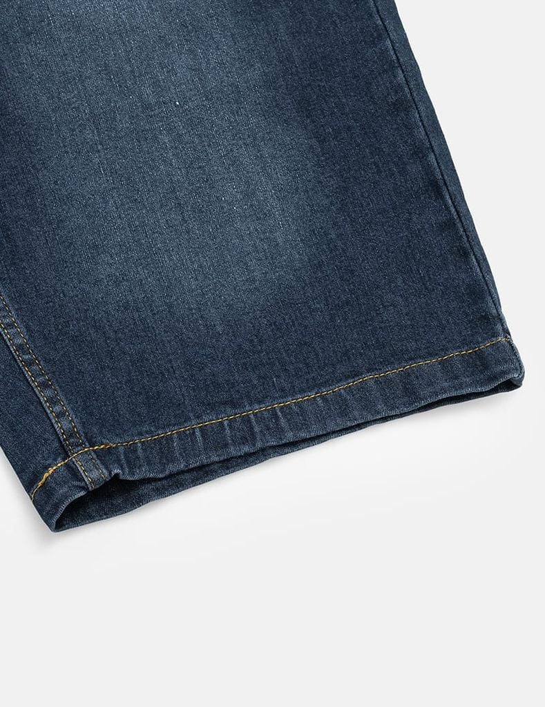 Quần short jean nam trang trí mác kim loại