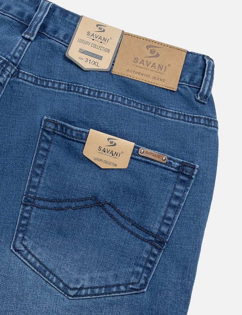 Quần short jean nam gắn mác kim loại túi sau