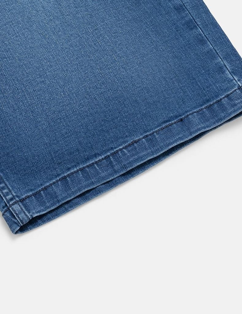 Quần short jean nam gắn mác kim loại túi sau