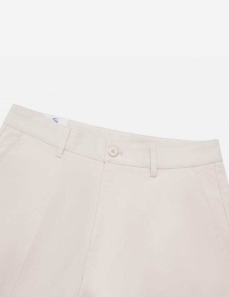 Quần short khaki nam túi chéo logo kim loại túi sau