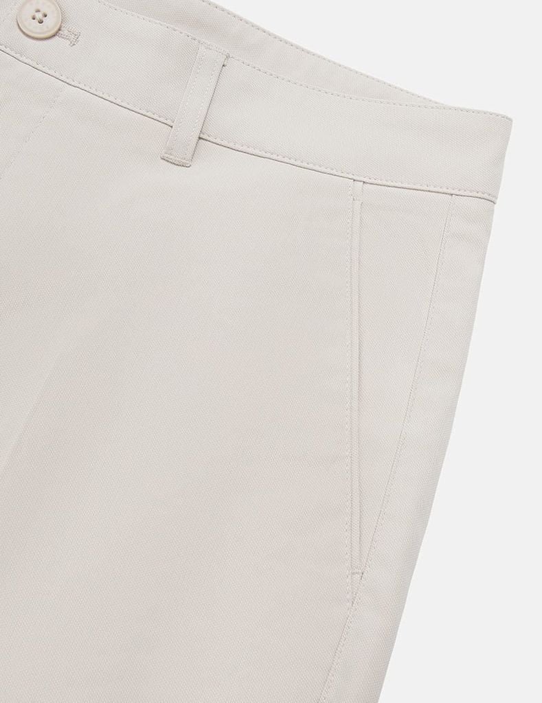 Quần short khaki nam túi chéo logo kim loại túi sau