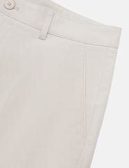 Quần short khaki nam túi chéo logo kim loại túi sau