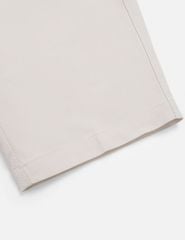 Quần short khaki nam túi chéo logo kim loại túi sau