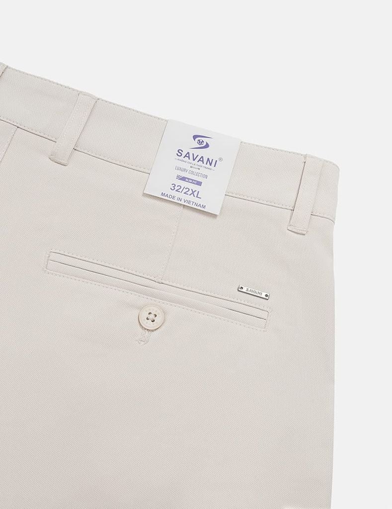 Quần short khaki nam túi chéo logo kim loại túi sau