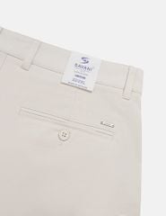 Quần short khaki nam túi chéo logo kim loại túi sau