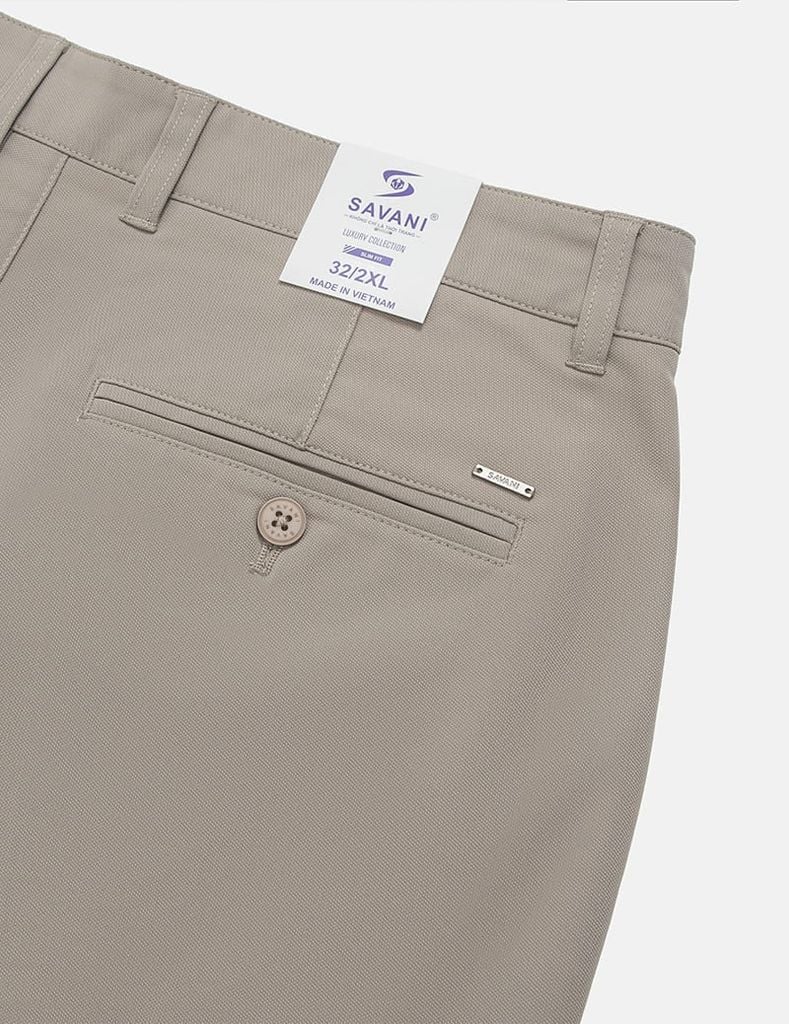 Quần short khaki nam túi chéo logo kim loại túi sau