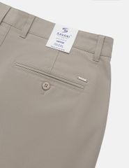Quần short khaki nam túi chéo logo kim loại túi sau