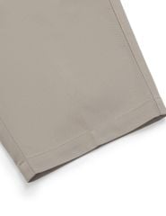 Quần short khaki nam túi chéo logo kim loại túi sau