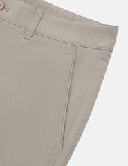 Quần short khaki nam túi chéo logo kim loại túi sau