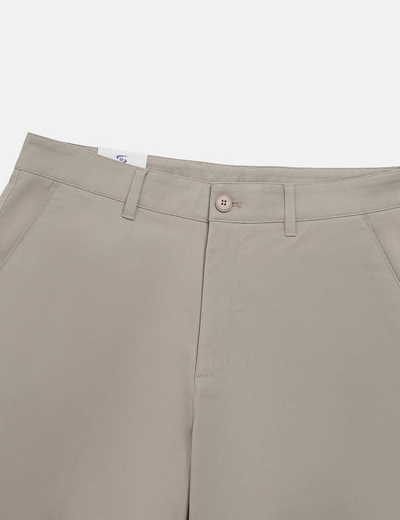 Quần short khaki nam túi chéo logo kim loại túi sau