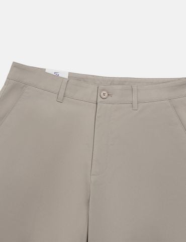 Quần short khaki nam túi chéo logo kim loại túi sau