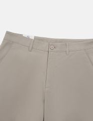 Quần short khaki nam túi chéo logo kim loại túi sau