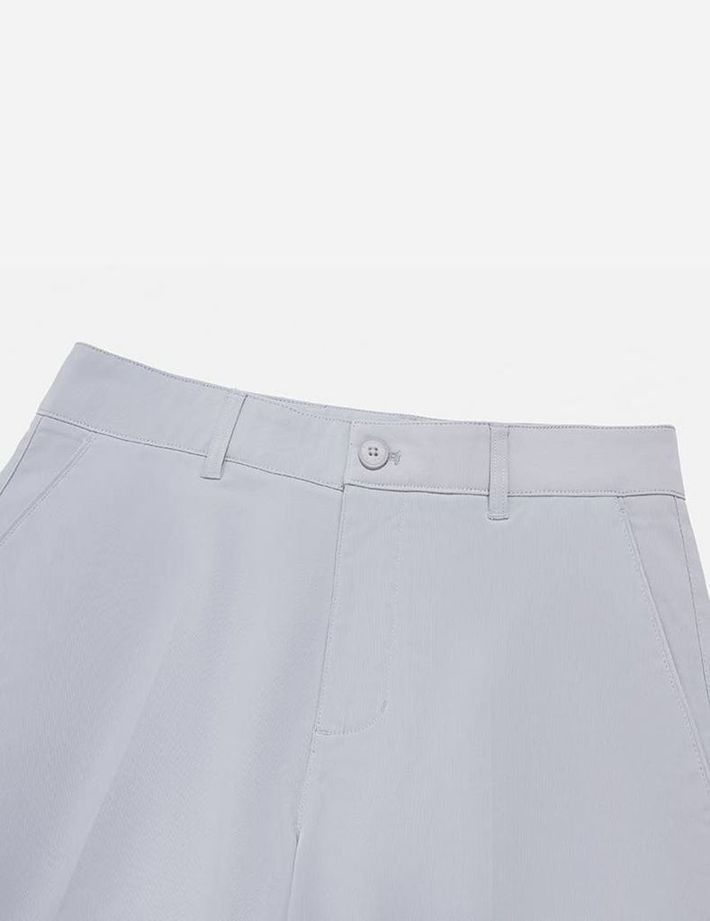 Quần short khaki nam túi chéo logo kim loại túi sau