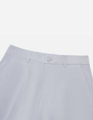 Quần short khaki nam túi chéo logo kim loại túi sau