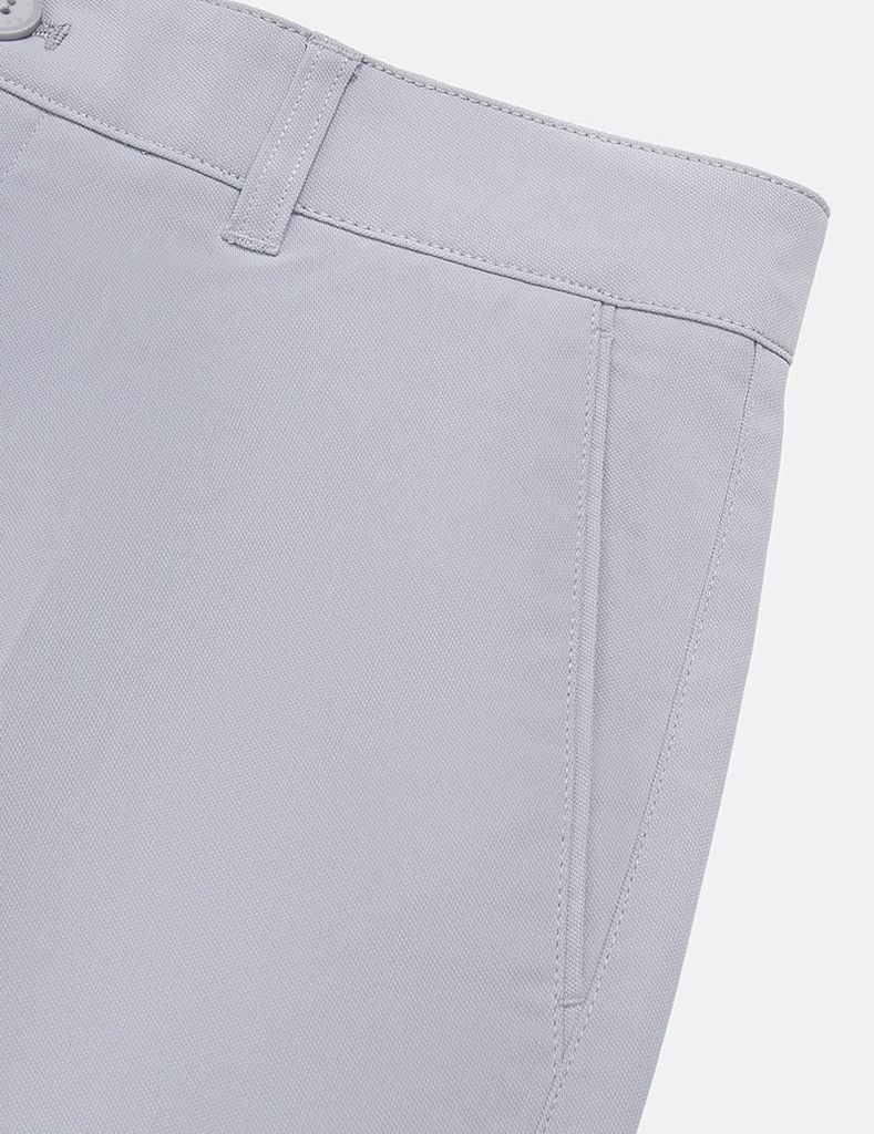 Quần short khaki nam túi chéo logo kim loại túi sau