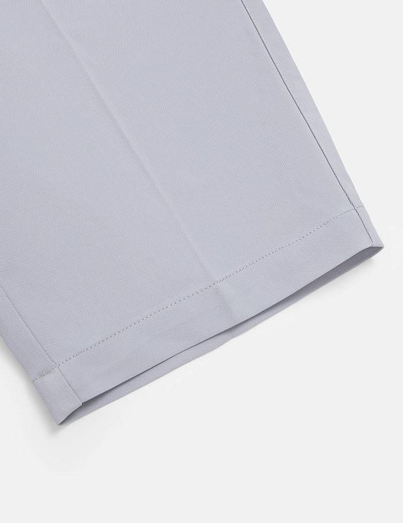 Quần short khaki nam túi chéo logo kim loại túi sau