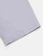 Quần short khaki nam túi chéo logo kim loại túi sau