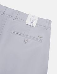 Quần short khaki nam túi chéo logo kim loại túi sau